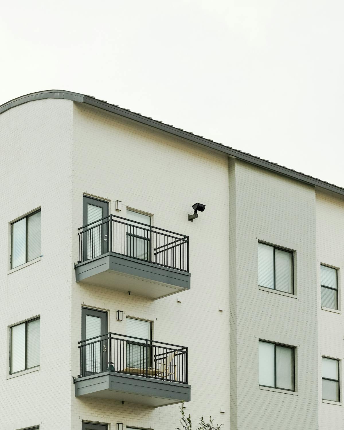 Bloque residencial y zonas comunes de comunidad de vecinos.